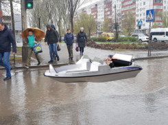 Волжский «поплыл»: горожане смеются над «вечной лужей»
