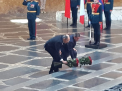 На Мамаевом кургане проходит передача 11 воинских знамен от МИД России: ведется прямая трансляция