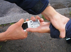 В Волгограде двое восемнадцатилетних парней ограбили и избили прохожего