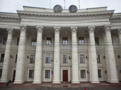 Входные двери заменят в администрации Волгоградской области за 200 тысяч рублей
