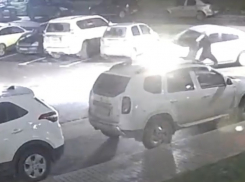 Он бил машину кулаком, она устроила ДТП: ссора пары в ЖК «Шоколад» попала на видео