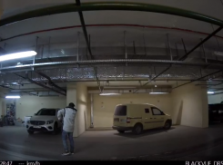 На видео попал мужчина, угнавший велосипед с подземной парковки «ВолгоградСити»