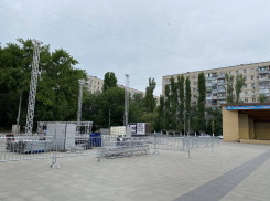 В Волгограде начали собирать сцену для бесплатного концерта группы «Фабрика» и рэпера Feduk