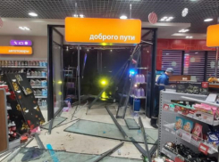 Пьяный волгоградец на «Ниве» протаранил заправку: видео с места