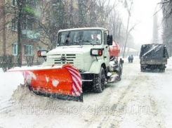 В Волгограде снег убирают 72 спецмашины