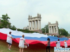 Волгоградская молодежь развернула на набережной 12-метровый флаг