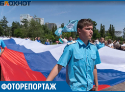 100-метровый триколор и казачьи напевы: яркие фото празднования Дня России в Волгограде