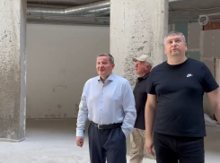 «Нужно было давно разорвать контракт»: губернатор устроил разнос на стройплощадке поликлиники в Волжском стоимостью в миллиард 