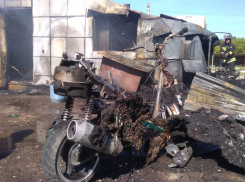 Загоревшаяся автомастерская напугала волгоградцев