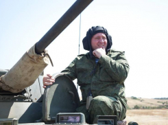 Точно по сценарию: накануне Дня Победы от имени ветеранов Андрея Бочарова попросили пойти на второй срок