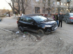 На севере Волгограда в дорожной яме застрял кроссовер