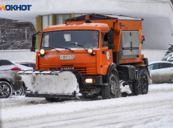 «Опасная для органов дыхания»: за ночь на дороги Волгограда насыпали более тысячи тонн песко-соляной смеси