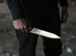 Волгоградцы сообщают о бегающем по дороге неизвестном с ножом