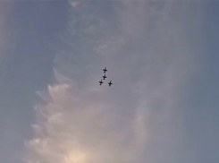 Выступление пилотажной группы в Волгограде на его день рождения попало на видео