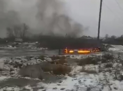 На севере Волгоградской области рухнул и загорелся неопознанный объект: видео