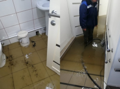 Утонувший в фекалиях офис на севере Волгограда сняли на видео