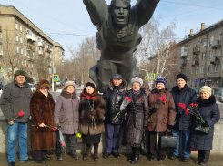 Волгоградских политиков запугивают «сбитым летчиком», бросившим Сталинградский облком