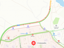 На трассе под Волгоградом образовалась гигантская пробка из-за горящей фуры