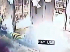 На видео попал поджог преступником магазина с посетителями в Урюпинске