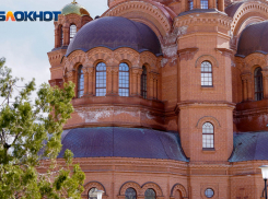 В Волгограде Александро-Невский собор покрылся белыми пятнами