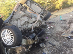 В страшном лобовом ДТП в Волжском разбились два молодых парня