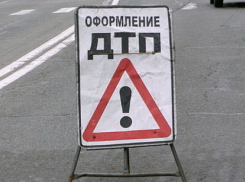 На севере Волгограда «ВАЗ-21053» протаранил световую опору