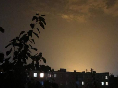 «Аж небо белое»: жители сообщают о взрыве под Волгоградом