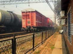 Пожар вплотную подошел к железной дороге в Волгограде