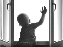 В Волжском 4-летний мальчик выпал из окна 2 этажа