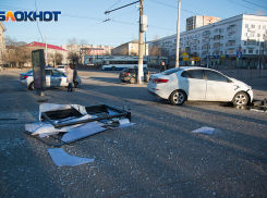 Иномарка сбила человека и снесла остановку в самом центре Волгограда