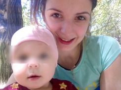 Годовалую дочку погибшей в такси волгоградки забрали у родственников и упекли в детдом