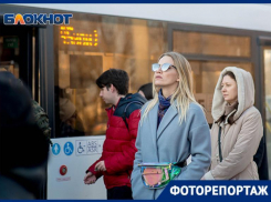 Яркие колготки, рваные штаны и цветные сумки - волгоградцев «на стиле» показал фотограф