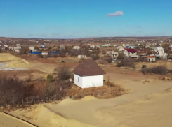 Как дачный домик противостоит строительству обхода Волгограда, с высоты показал блогер