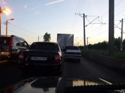 В Волжском плотина ГЭС стоит в трехкилометровой пробке