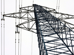 В Волгограде обрывы электросетей восстанавливают энергетики