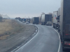 Под Волгоградом 70 дальнобойщиков устроили забастовку, не желая платить за «убитые» дороги