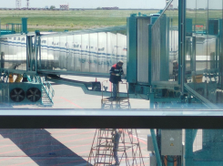 Пассажиров в аэропорту Волгограда продолжают возить на автобусах после открытия телетрапа