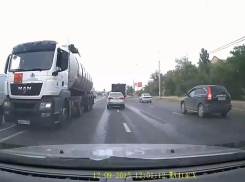 Чудесное спасение волгоградца на легковушке от летящей по «встречке» фуры попало на видео