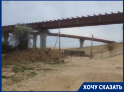 «Путин должен убирать мусор?»: окурки и битые бутылки скопились у забора стройки обхода Волгограда