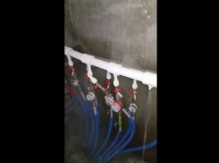 Неизвестные вырвали трубы и устроили потоп в новой высотке на западе Волгограда