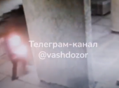 На видео попал поджог здания администрации под Волгоградом