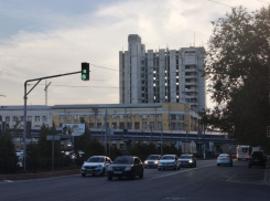 В центре Волгограда без шума демонтируют Дом печати, за который бились 13 коммерсантов