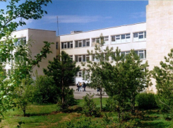 Школу в Волжском обследуют кинологи