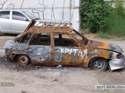 Сгоревшая иномарка парализовала движение на севере Волгограда 