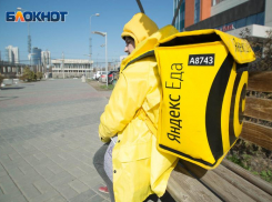 От курьеров в Волгограде потребовали вешать пакет на ручку двери и отходить на 1.5 метра