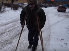 На юге Волгограда пожилого инвалида на костылях бросили родственники и врачи