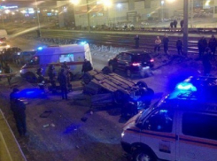 Лихач влетел в ограждение и перевернулся на трассе под Волгоградом