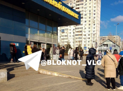 «Уже 30 минут на морозе стою»: волгоградцев эвакуировали из ТРЦ «Парк Хаус»