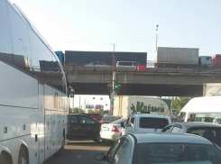 В Волгограде автомобилисты стоят в крупной пробке на Землячке