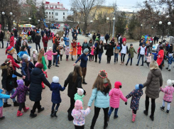 Бесплатно угостят блинами и чаем волгоградцев: Масленица в Комсомольском саду